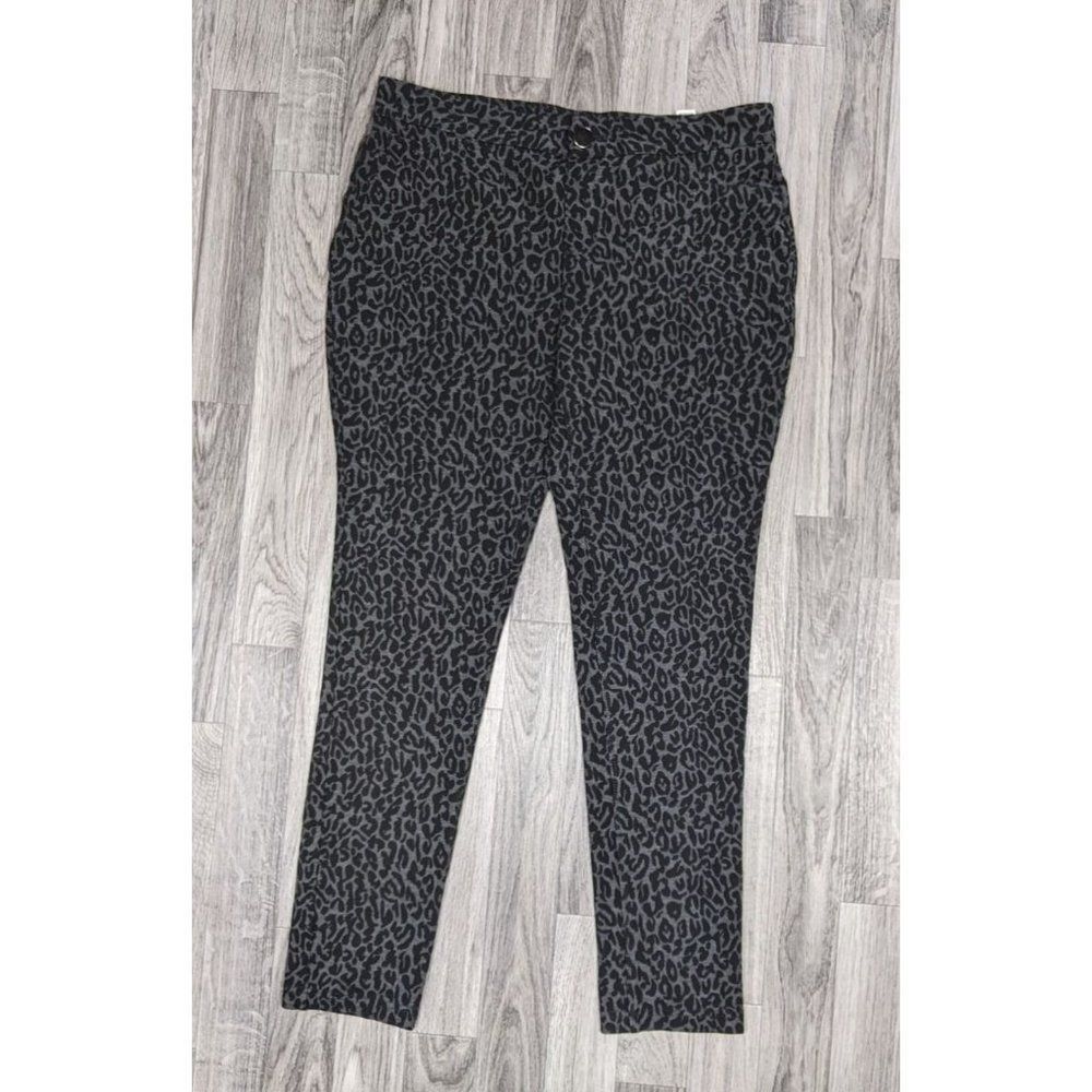 (3/$35) Cato Size 6 Grey Black Animal Print Contemporary‎ Skinny Cropped Pants